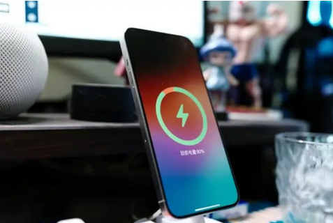高邑苹果15换屏服务分享用什么充电器给iPhone15充电更好 
